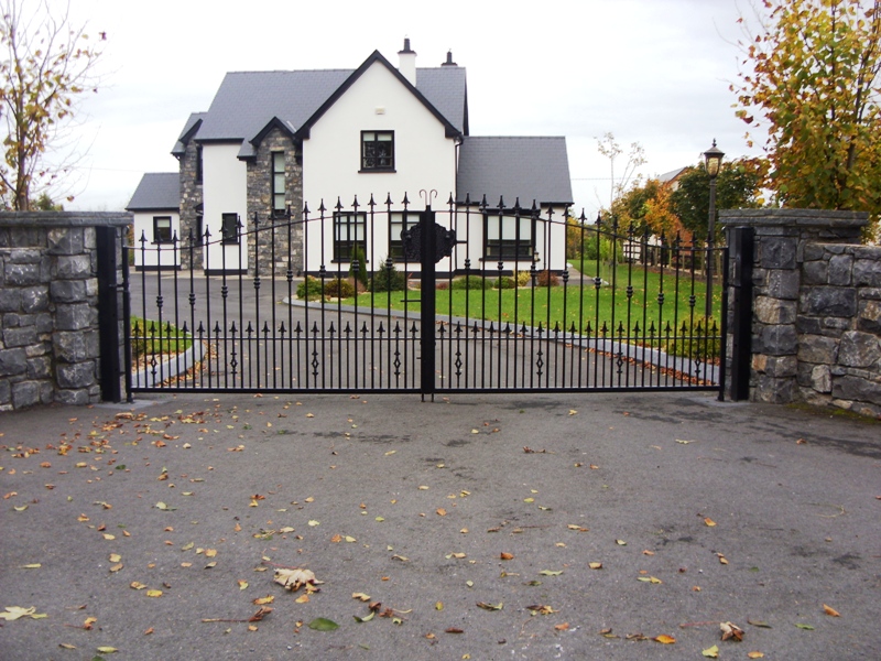 curved gate style